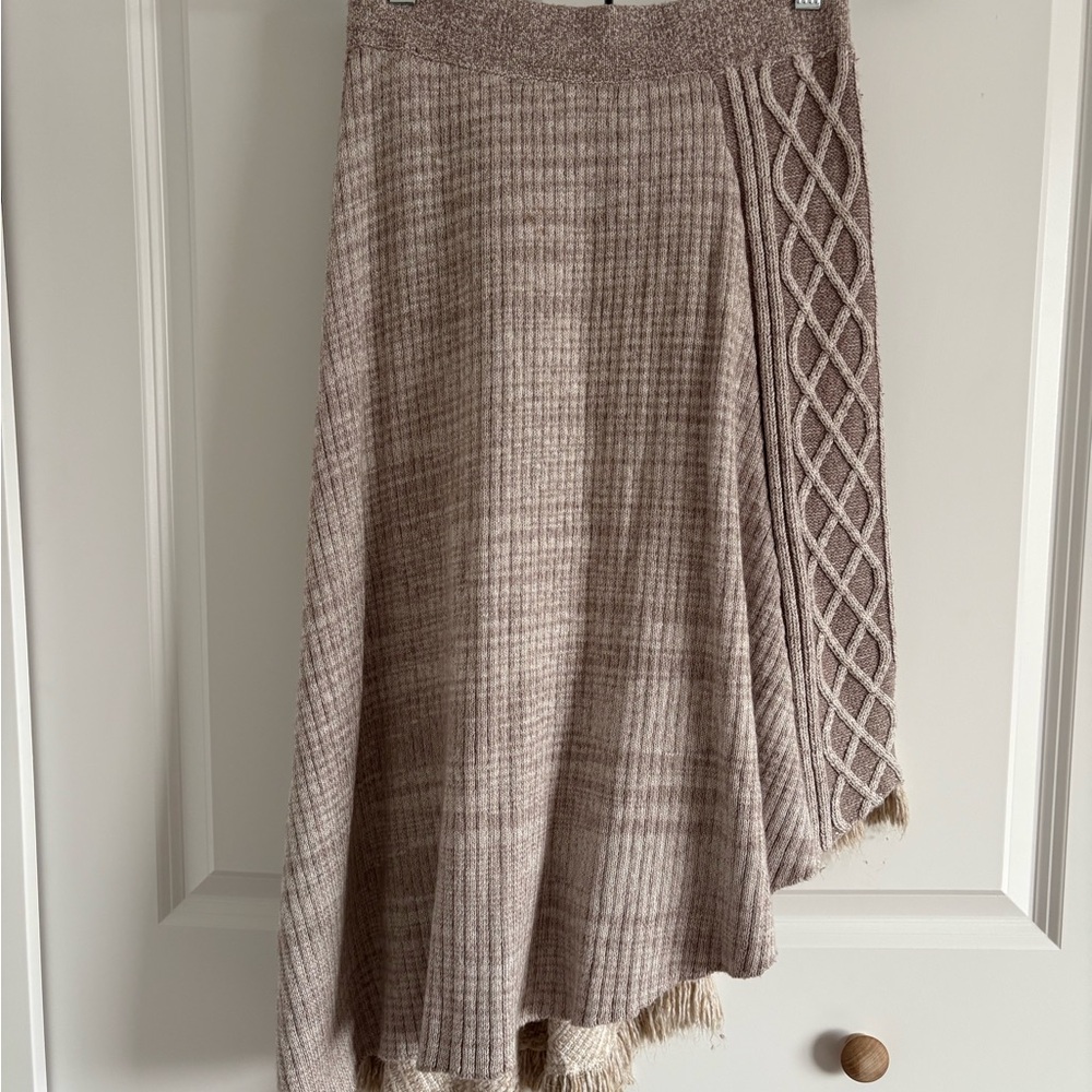 Beautiful Beige Knit Women's Skirt - Picture 2 of 3